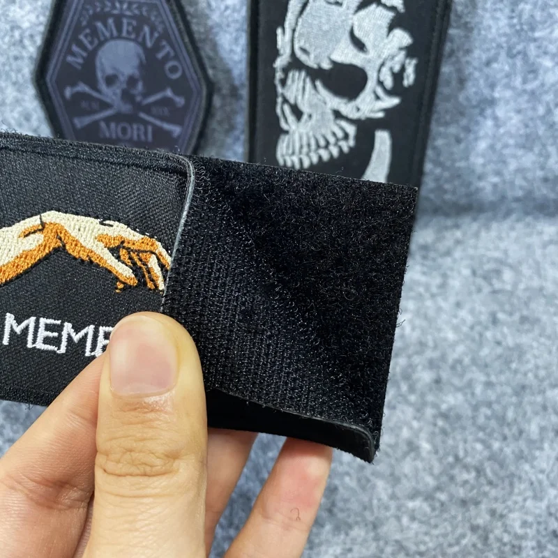 Memento Mori Skull Embroidered Patch Military Patches Hand HOOk&LOOP Backpack Stickers Tactical Armband Emblemems Morale Badge