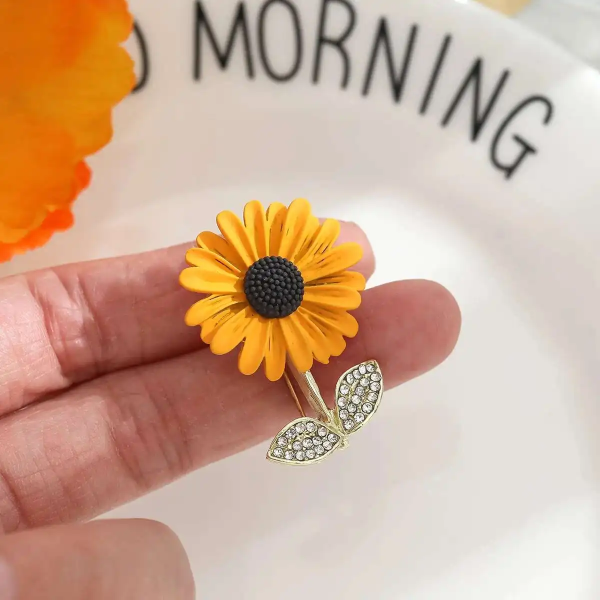

Creative Suit Coat Collar Button For Ornament Women Jewelry Accessories Fashion Yellow Sunflower Type Brooch Pin With Rhinestome