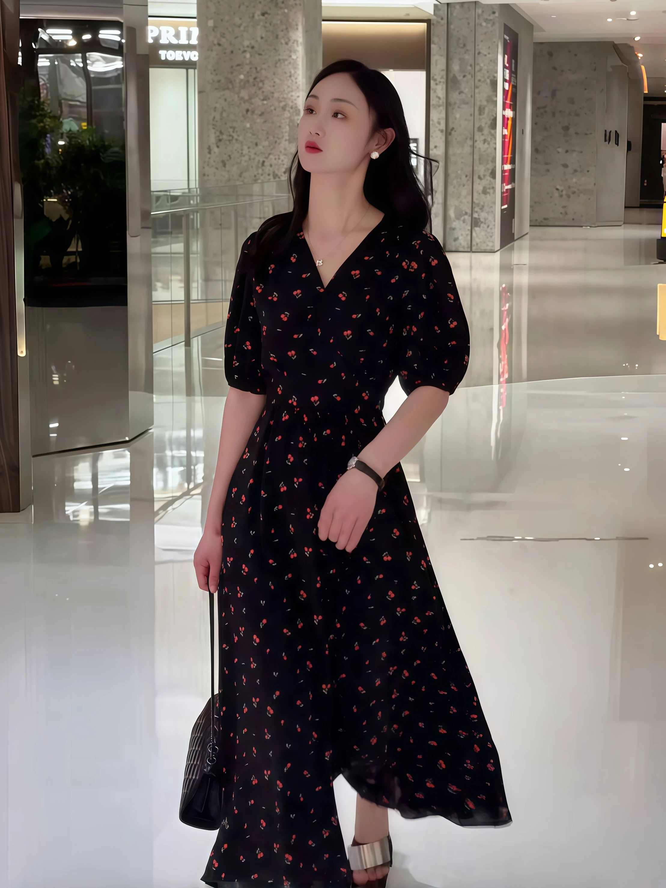 Vestido Floral Preto de Chiffon F com Decote em V Longo e Cintura inada Estilo Hepburn Saia em A Casual para Negócios