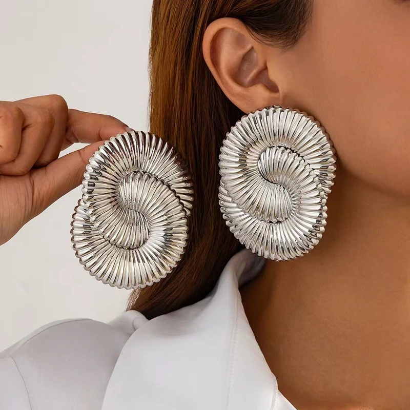 Europe And The United States Exaggerated Twisted Corrugated Metal Fashion Earrings For Women Retro Sense Suitable For Daily Wear