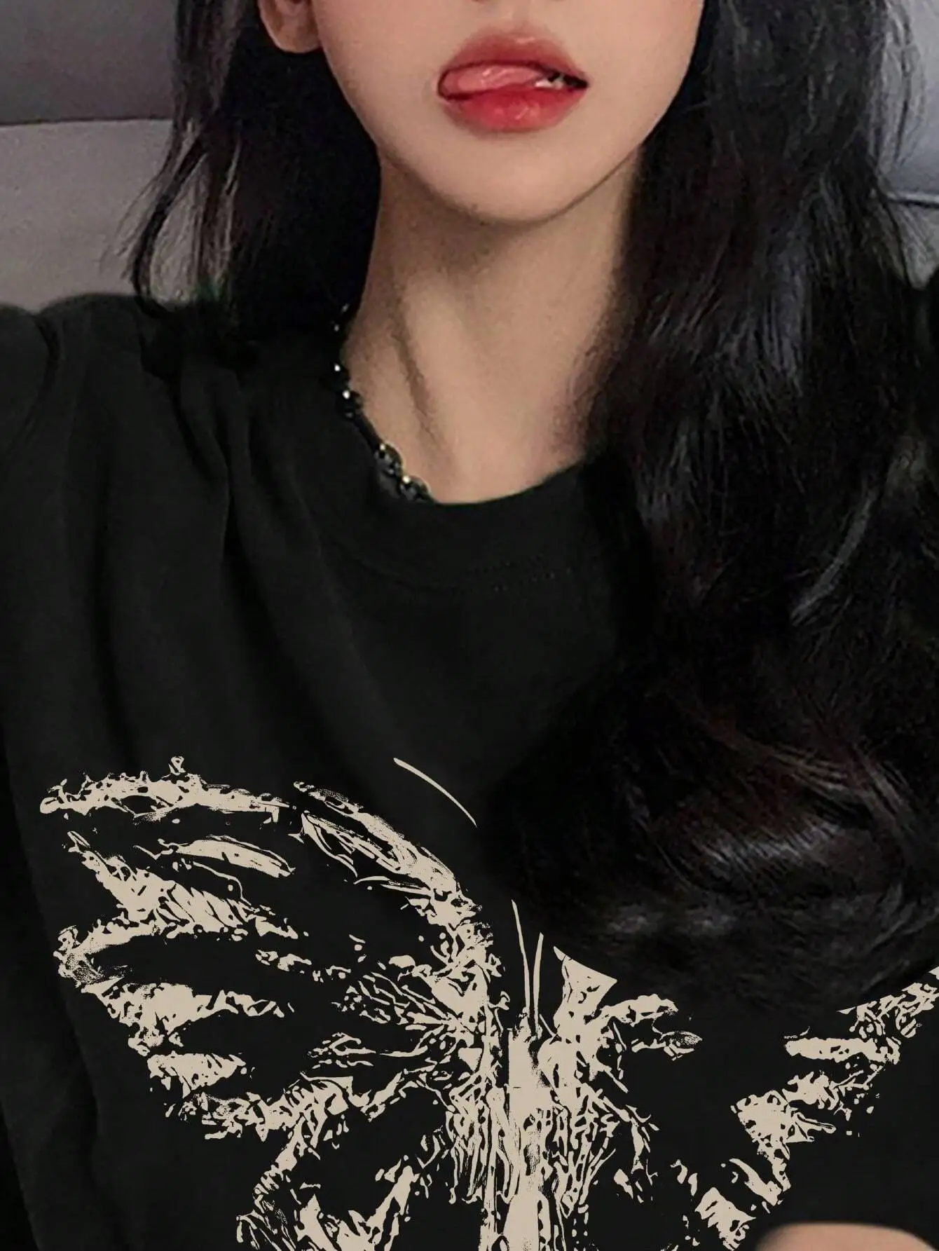 A Vintage-style T-shirt with A Butterfly Pattern and A Relaxed, Artistic Print Creates A Bold Fashion Statement.women Clothing