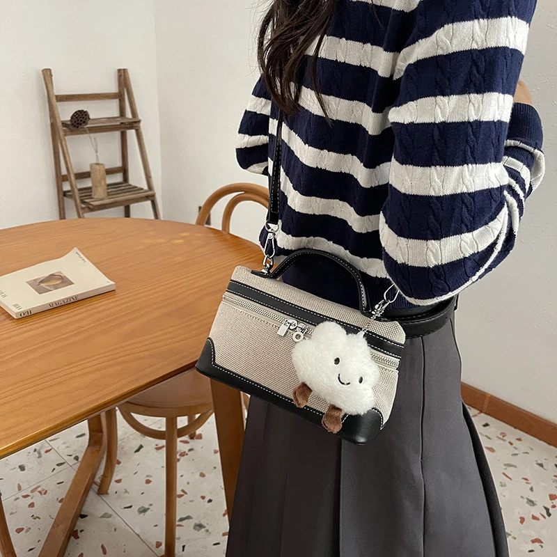 

Classic Women's Messenger Bag - High-Quality Leather Handbag For Daily Use & Office With Stylish Buckle