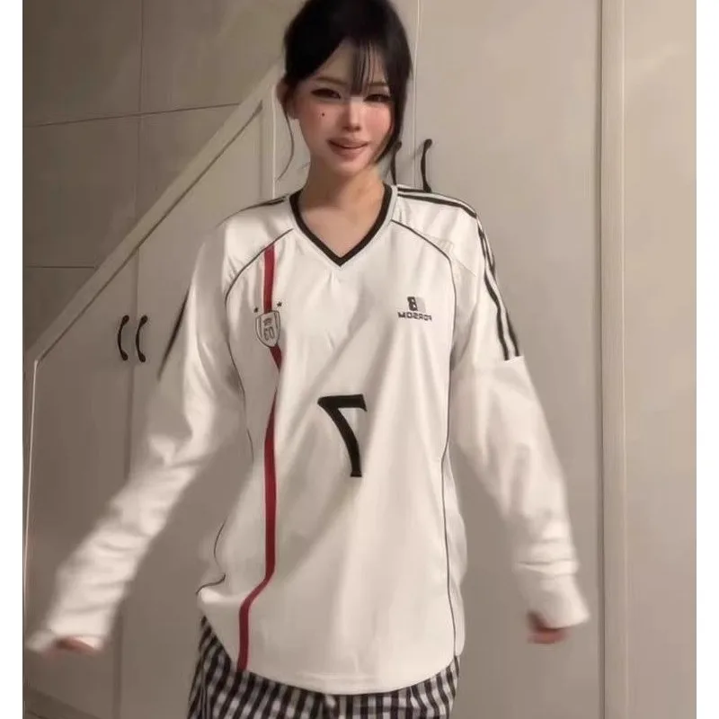 تي شيرت نسائي بأسلوب رياضي أمريكي، فضفاض وعصري لفصل الربيع، بأكمام طويلة وياقة على شكل V، بألوان متباينة وحجم كبير، مناسب للأ...