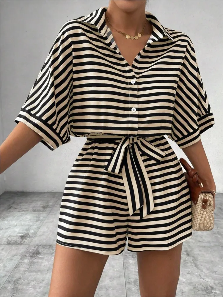 Celana Pendek Jumpsuit Dasi Lengan Sedang Kancing Kardigan Kerah Bergaris Fashion Musim Panas Celana Pendek Jumpsuit Jalanan Kepribadian Wanita