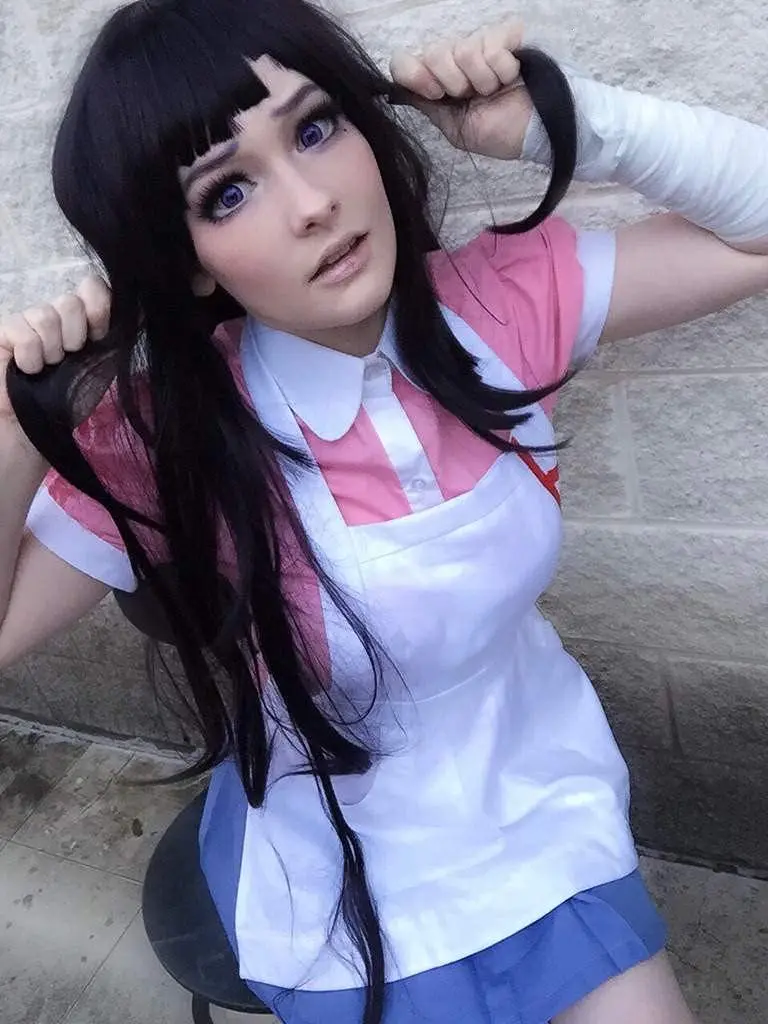 Mikan Tsumiki Perücke für Mädchen Perücke für Cosplay Party mit Haarschmuck für Halloween lange schwarz lila Perücken Party