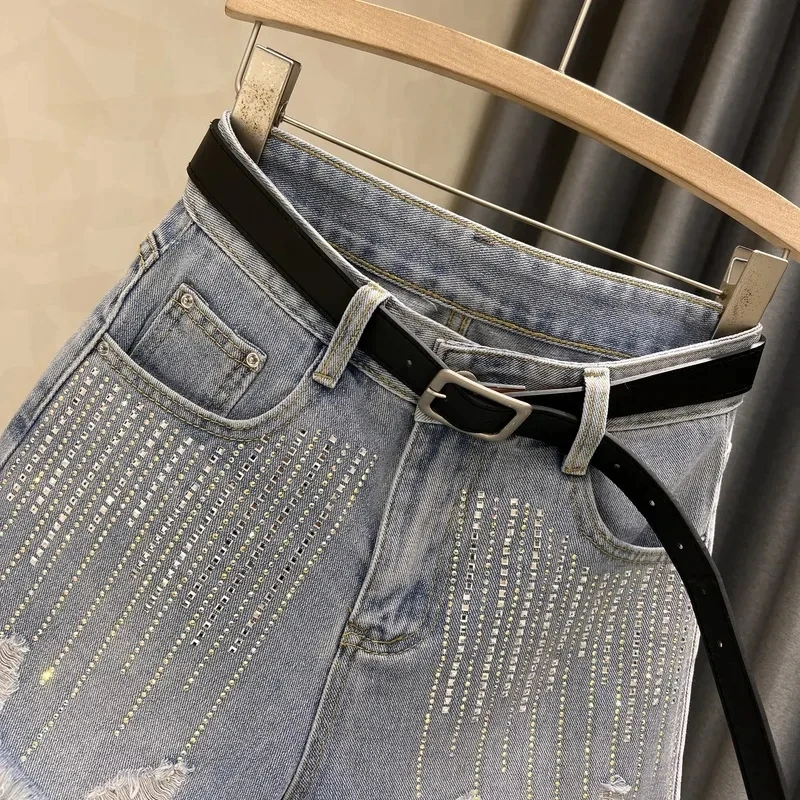 Pantaloncini in denim con foro rotto Nuova estate 2025 da donna Stampa a caldo personalizzata Bordi con diamanti Pantaloni caldi a gamba dritta a vita alta