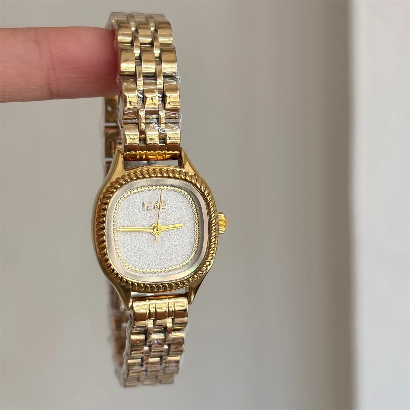 

High-End Square And Round Steel Band Women'S WatchFashionable Light Luxury Exquisite, Versatile, High-Value Women'S Voice Watch.