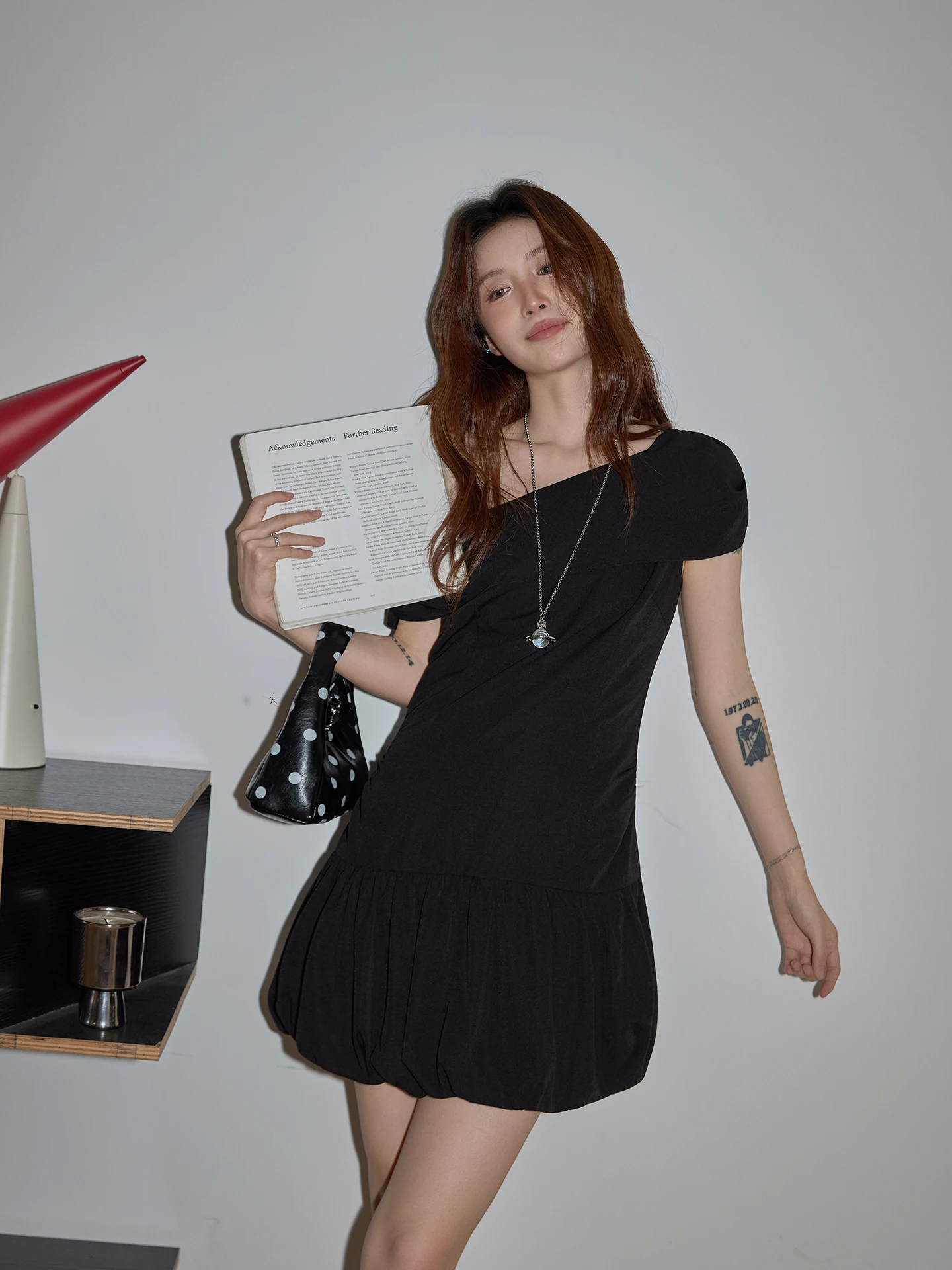 

Черное асимметричное платье с открытыми плечами, женское летнее, с коротким рукавом, приталенное, А-силуэт, для офиса, в корейском стиле, из полиэстера...