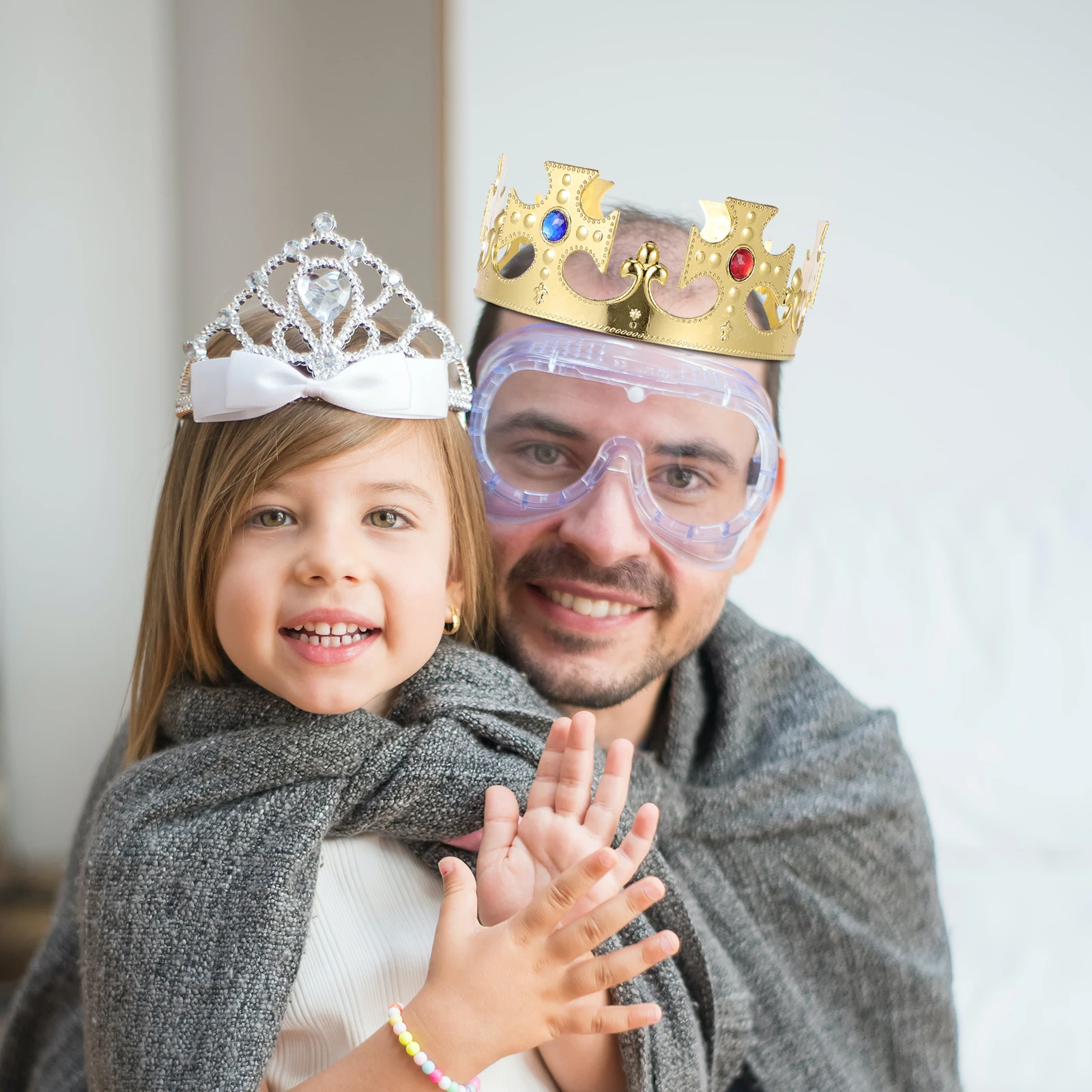 

4pcs Prince Crown Headband Delicate Golden Plastic Kings Crowns Birthday Party Accessories Halloween Costume Decor
