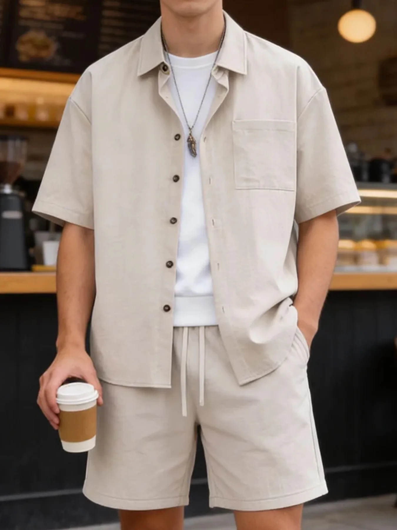Herren Baumwollähnliches Kurzarmhemd + Fünf-Viertel-Shorts Zweiteiliges Set, Sommerlicher Lässiger Locker Sitzender Arbeitskleidungsstil Komplettes Herren-Bekleidungsset