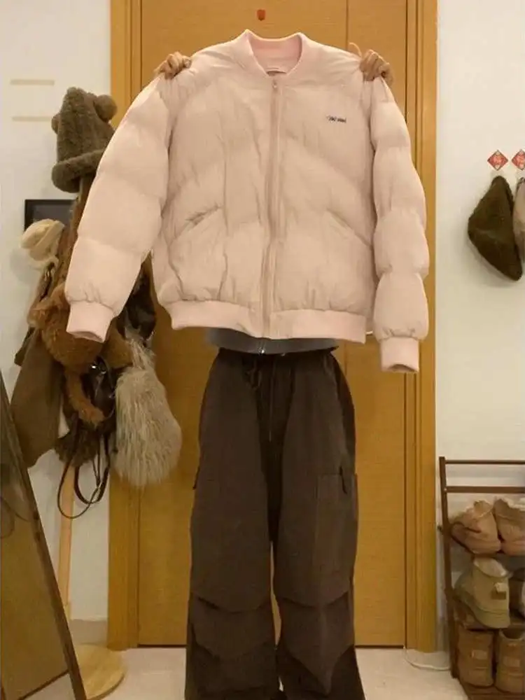 

Корейская мягкая розовая утепленная хлопковая куртка для женщин, короткое зимнее пальто, теплая верхняя одежда, комфортный свободный крой, круглый вырез...