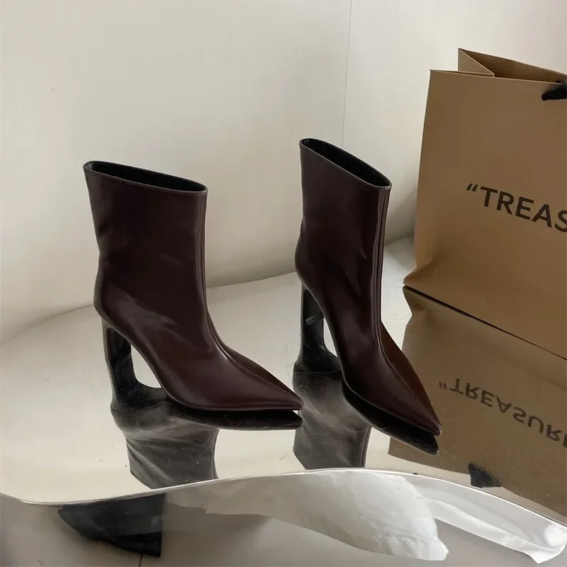 2025 حار بيع خمر براون النساء حذاء من الجلد موضة أنيقة ساحة تو أحذية الخريف الشتاء كعب سميك المرأة الجوارب القصيرة