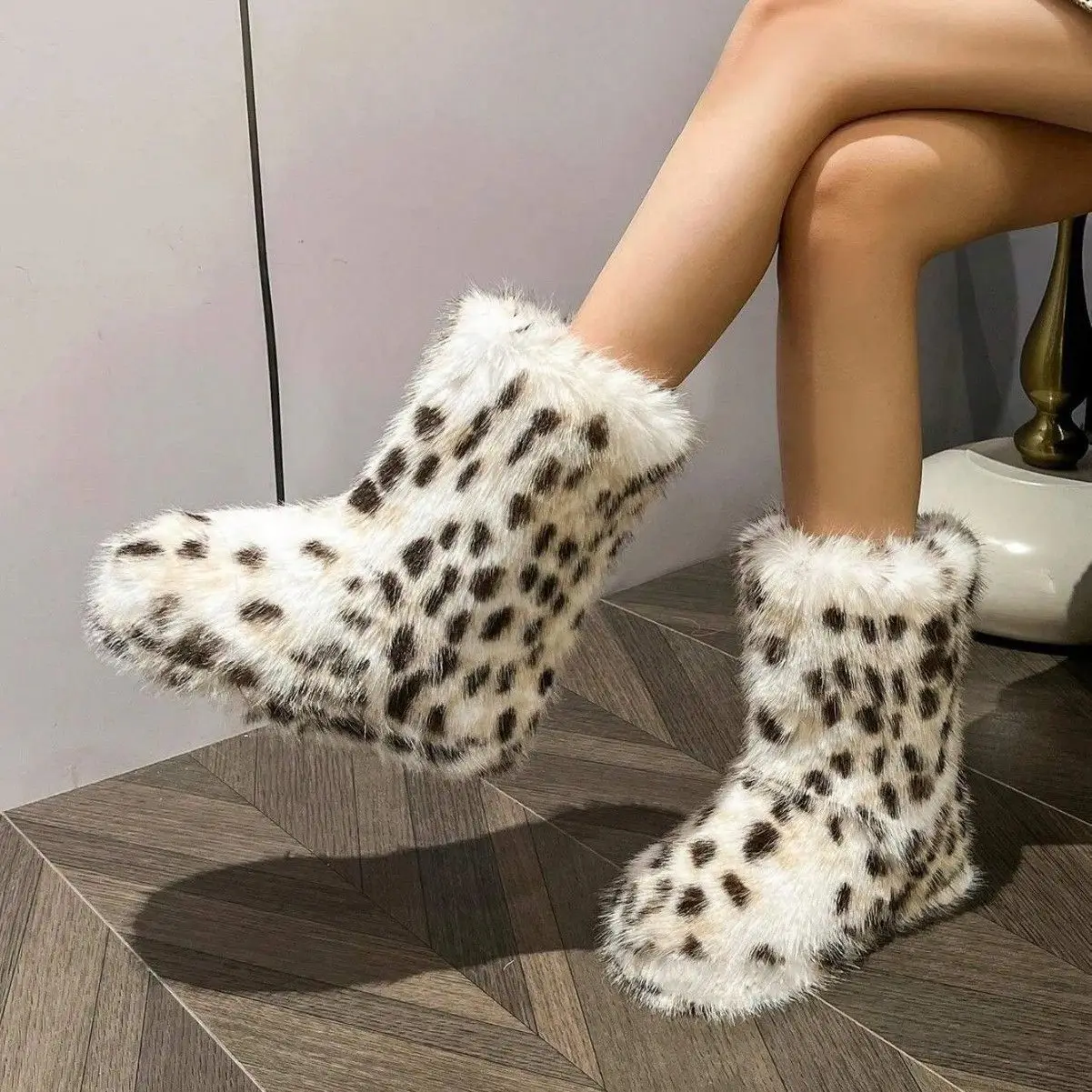 

Women Faux Fur Slippers Winter Fluffy Plush Warm Mid Calf Snow Boots Luxury Furry Boots Comfortable Outdoor Flat Shoes for Women