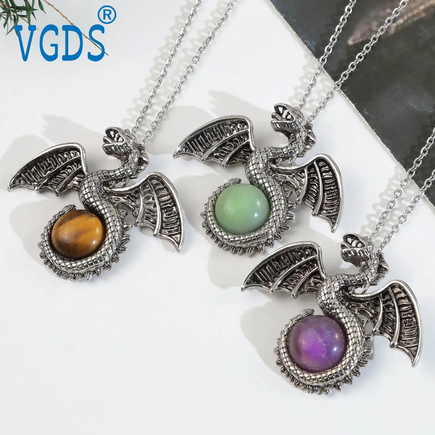 

Natural Crystal Dragon-Shaped Half-Wrapped Round Bead Pendant Necklaces Retro Fashion Sweater Hanging Chain Jewelry Necklace