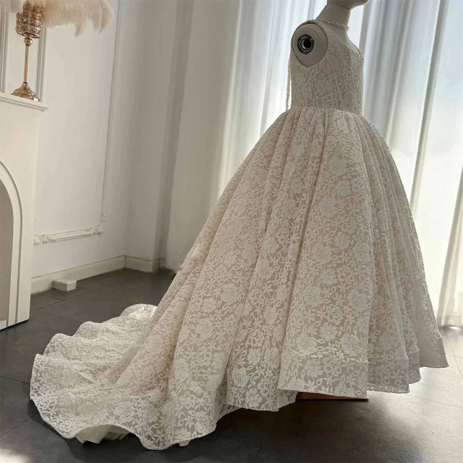 

Customized Milk Lace Flower Girl Dress Wedding With Train Sleeveless Fluffy White Little Children's Communion Prom Ball Gowns