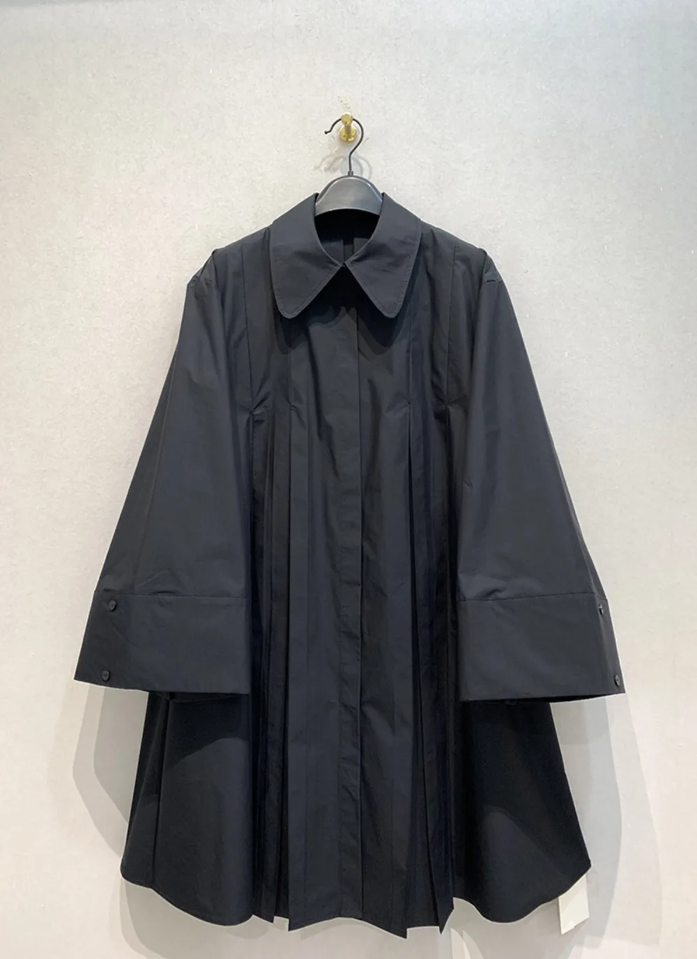 トレンドの売れ筋プレミアムオフィスレディドレス、シンプルで若々しく見える、ゆったりとしたスリムなワンピース、傘のようなプリーツ、大きなスイング、新作ローブ