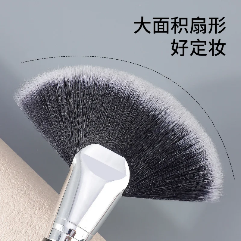 Hot-Selling Large Wooden Handle Fan-Shaped Brush Highlight Brush Fine Fiber Bristles Quick Makeup Application Brush In Stock
