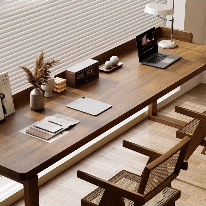 Einfacher Massivholztisch an der Wand, doppelter rechteckiger Retro-Schreibtisch aus Massivholz, langer Tisch