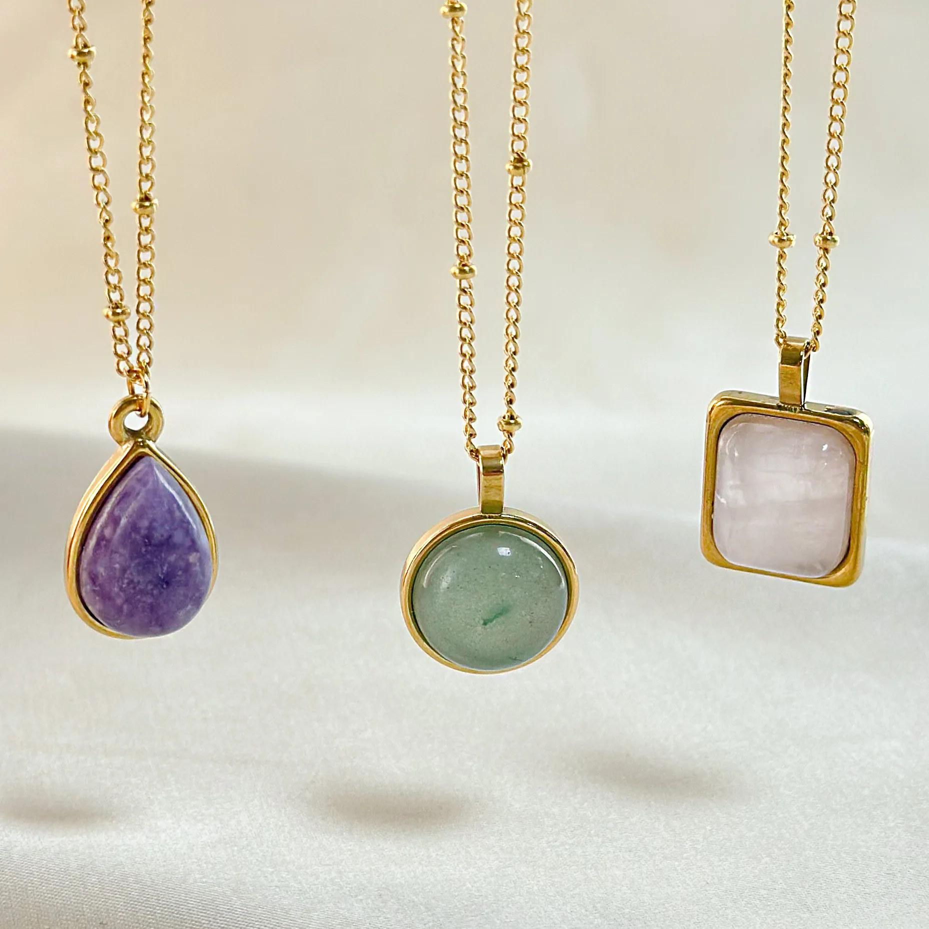 

Винтажное зеленое ожерелье из натурального камня, белый агат, фиолетовый аметист, позолоченная 18 карат, титановая цепочка из нержавеющей стали, короткое ожерелье для женщин