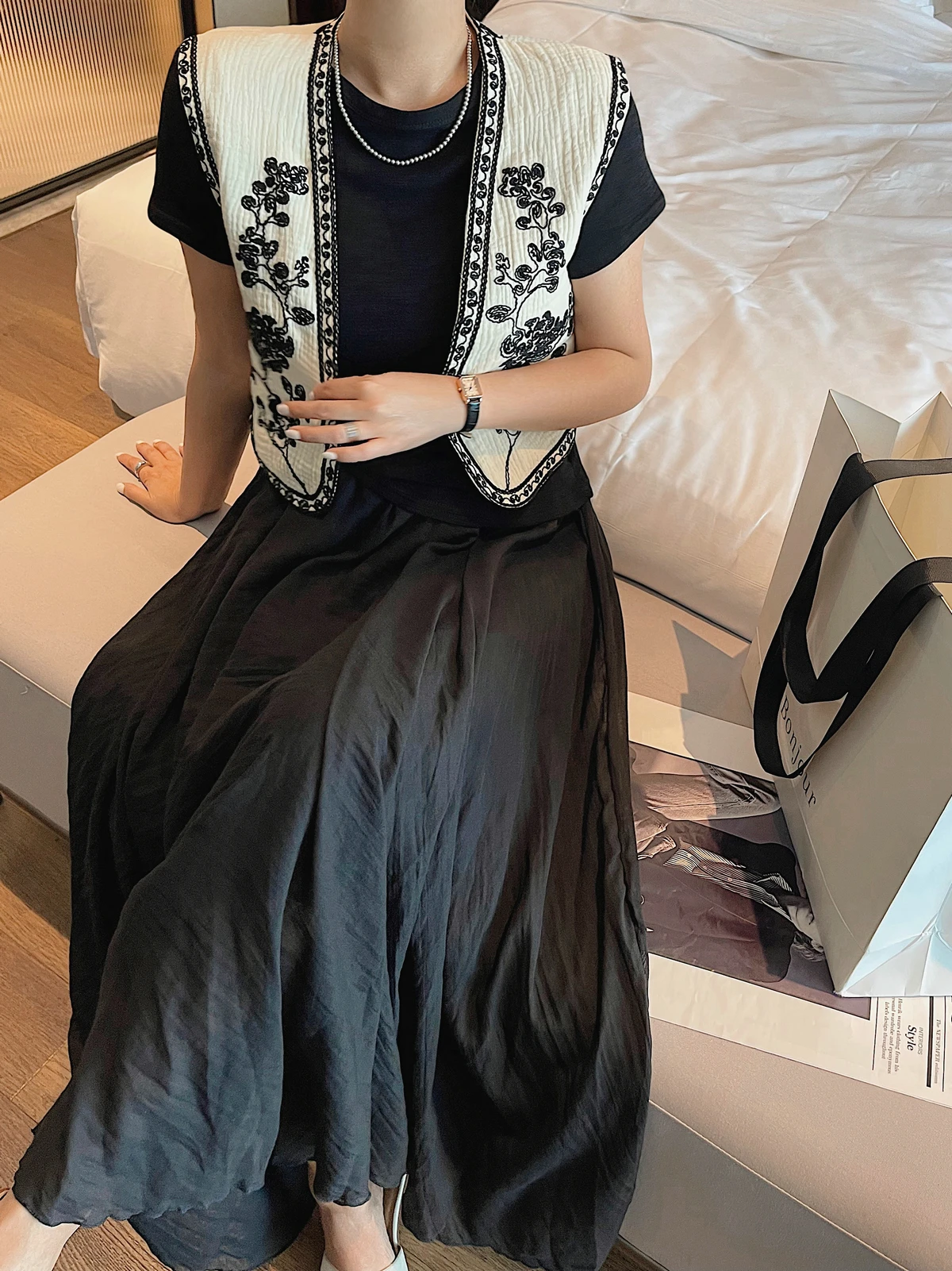 

Embroidered Floral Vest Tops Y2K Women Clothing 2025 Woman Summer Trend Sleeveless Korean Style Vintage Elegant New Waist Coat