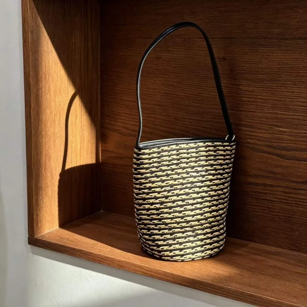 2026 New Large-capacity Fashion Bucket Versatile Woven Vacation Travel Shoulder Bag Contrasting Color Unique and Fashionable view 2