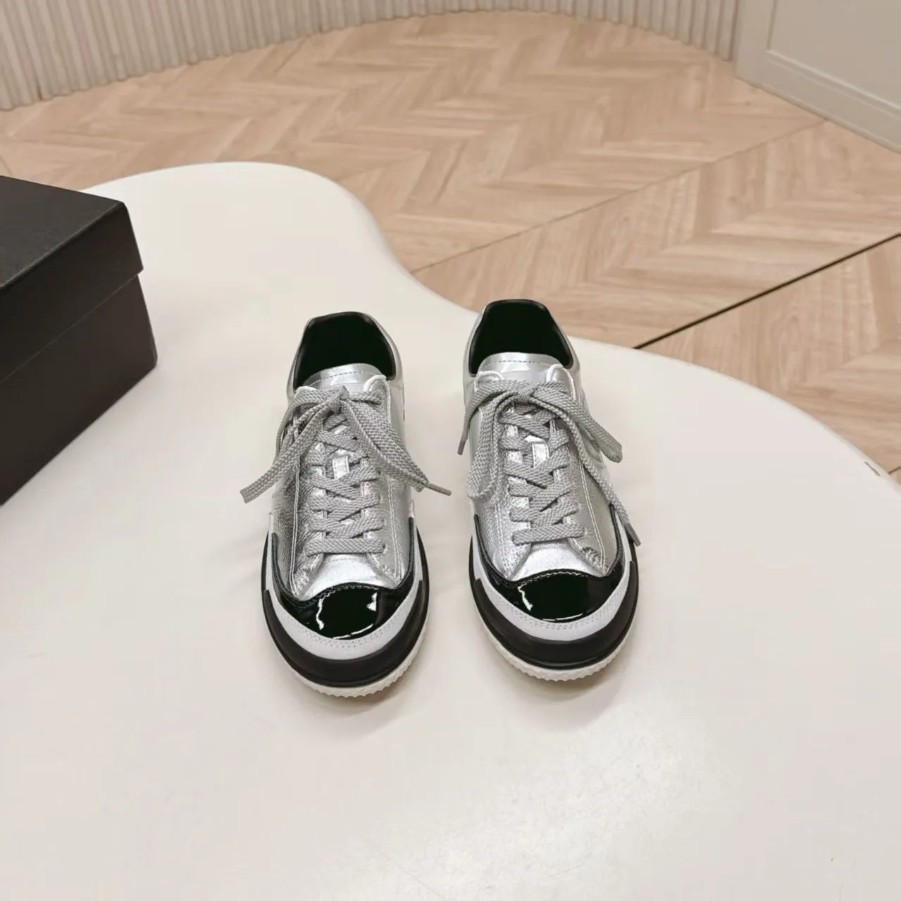 

Новые женские повседневные кроссовки из натуральной кожи с цветными вставками, круглым носком, на шнуровке, легкие и удобные