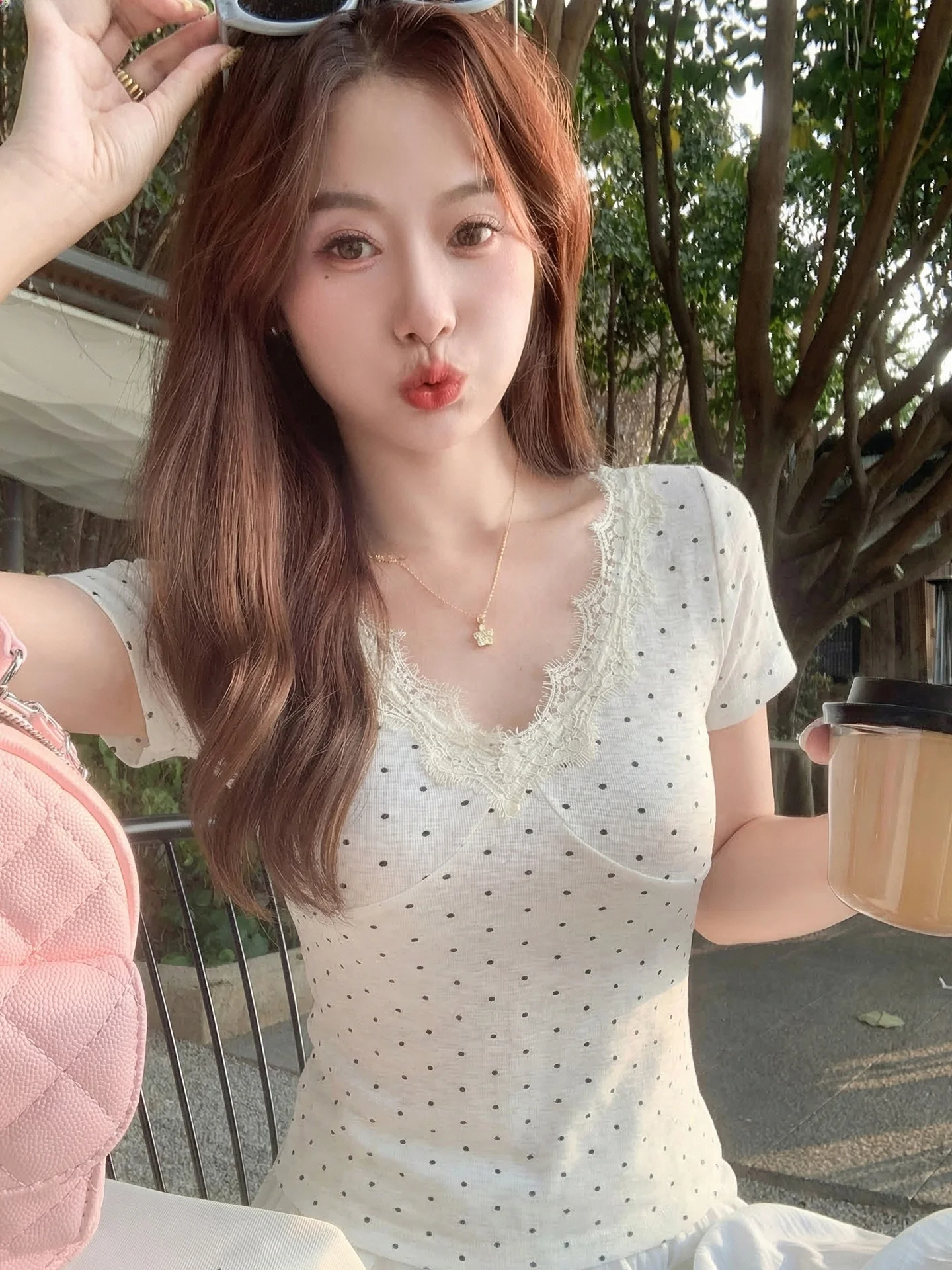 

Новая летняя женская футболка в корейском стиле с кружевными вставками, в горошек, с V-образным вырезом, коротким рукавом, приталенная, стандартная ширина плеч