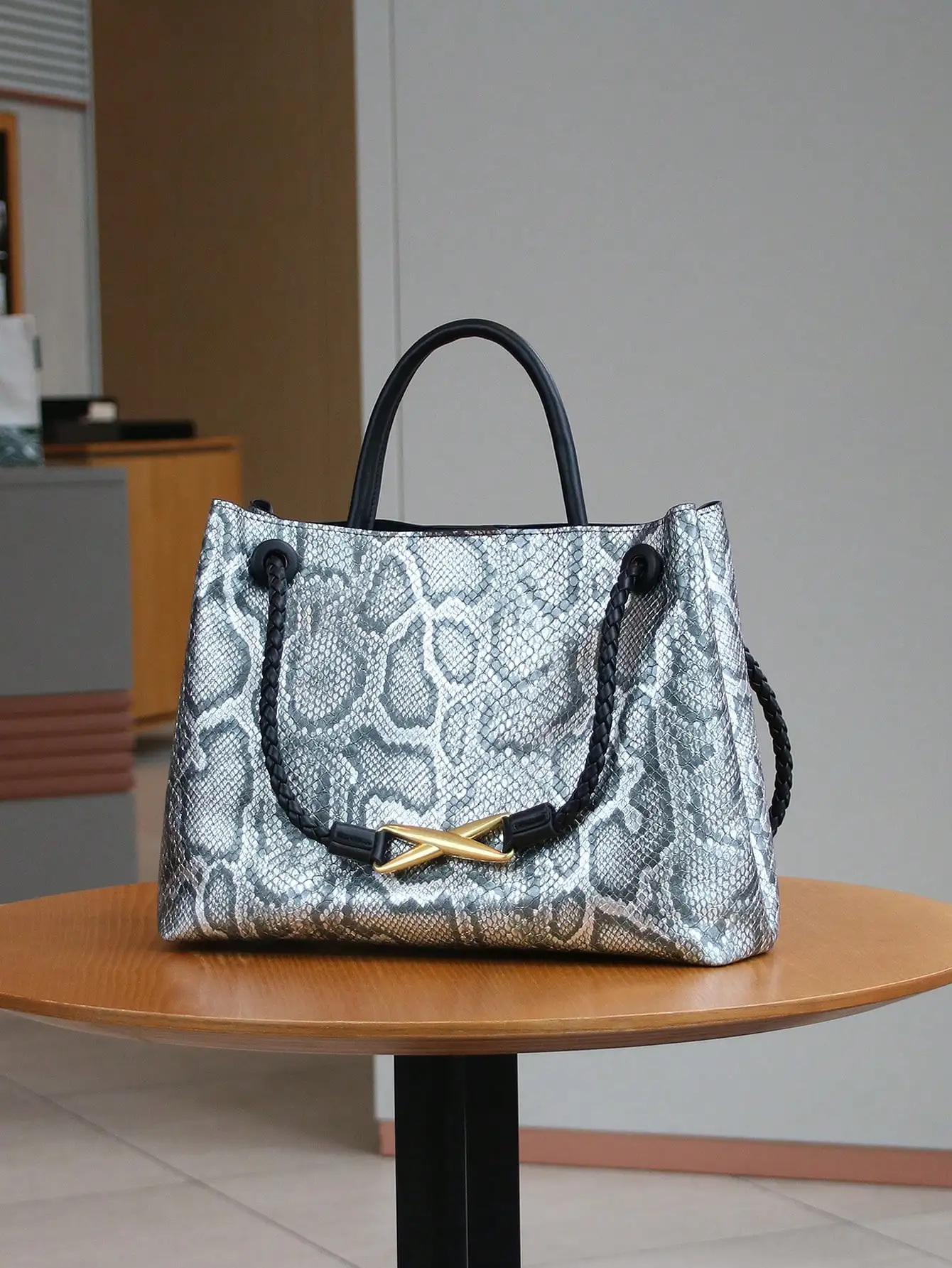 2026 Europäische und Amerikanische Mode Neue Retro-Handtasche Nischendesign Metallseilschnalle Große Kapazität Geflochtene Handtasche Freizeit-Schultertasche – Detail 13