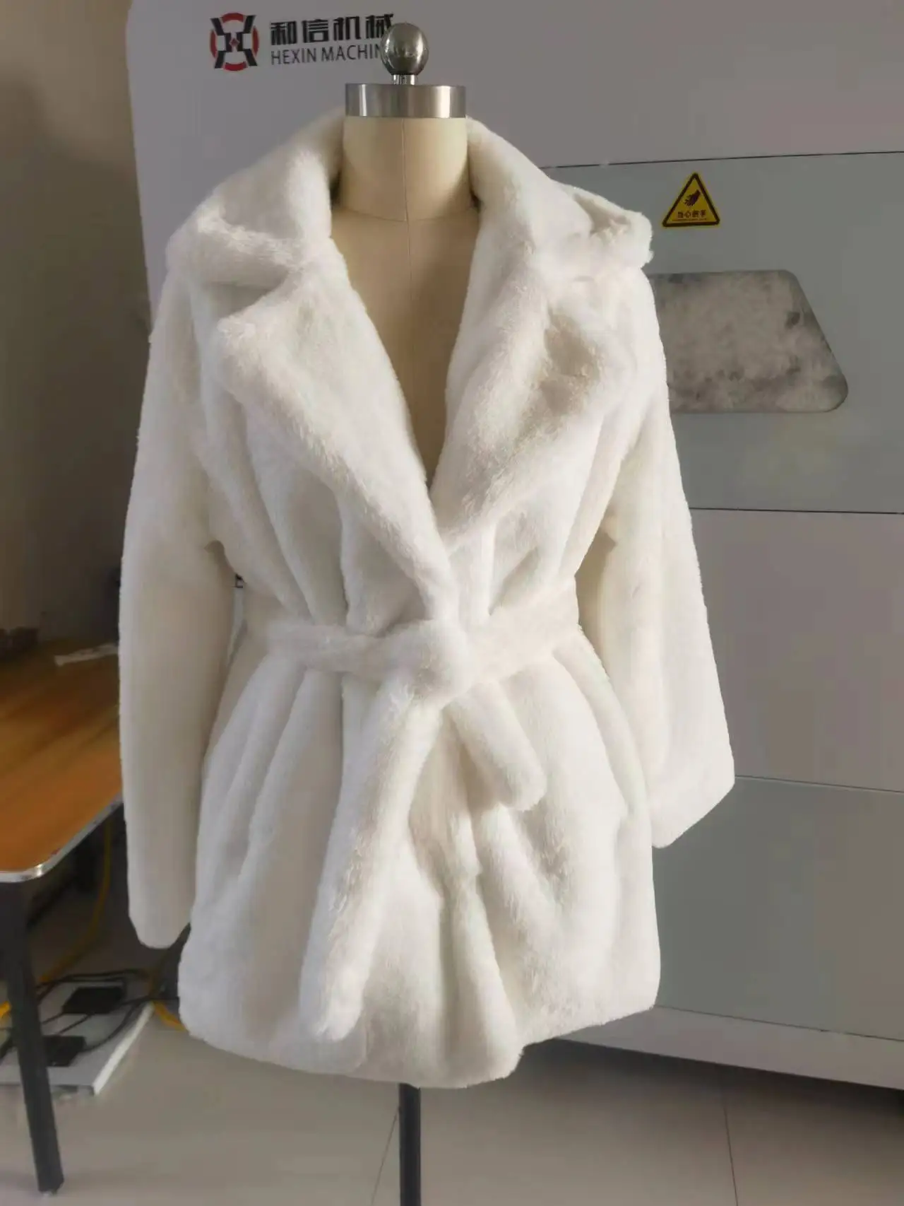 Imagem -05 - Cabolsa Branco Puro com Cintos de Peles Artificiais Feminino Jaqueta de Pelúcia Fofa Sobretudos Luxuosos Roupas Grossas Quente Chique Moda de Rua Inverno