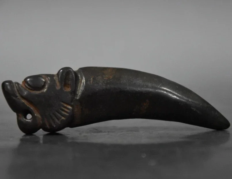 China Hongshan Cultura Amuleto esculpido à mão Dente de tigre Meteorito Pingente antigo