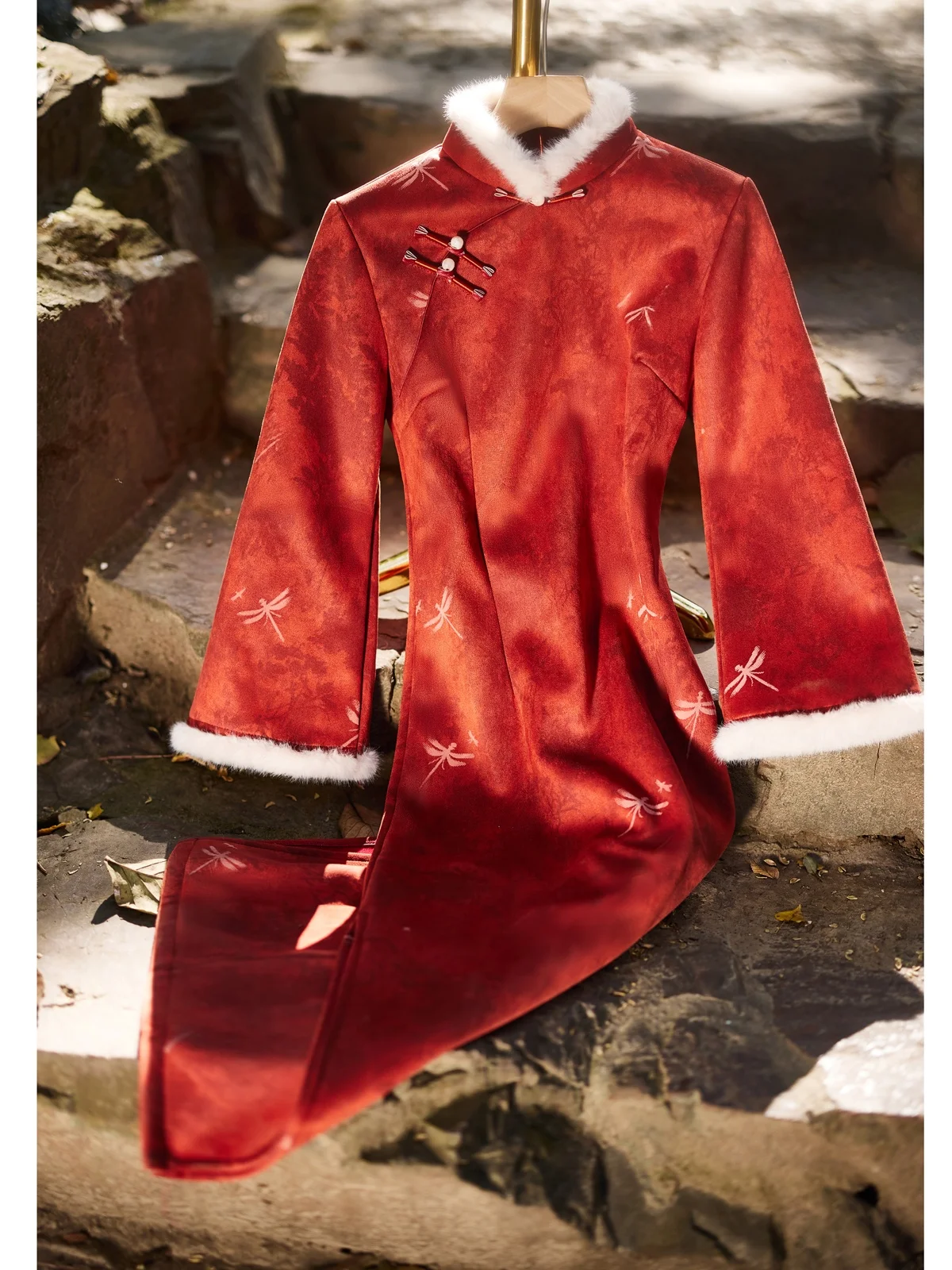 

Красное ципао Muren Diary 2026: Новинка зимы, утепленное, молодежное, новогоднее, в стиле ретро, с длинным рукавом, миди-ципао