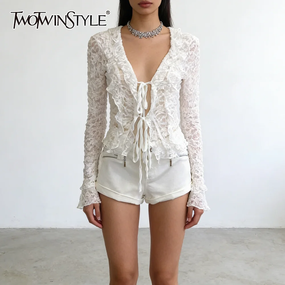 

Женский комбинезон TWOTWINSTYLE с кружевными вставками, V-образным вырезом, длинными рукавами, высокой талией, на молнии, с шортами, сексуальный, модный