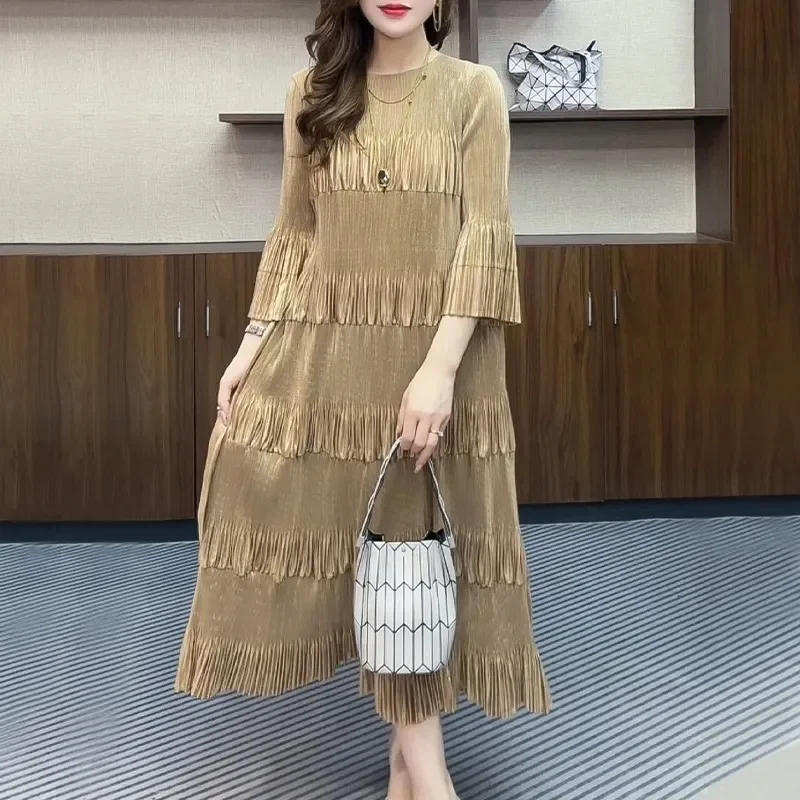 เดรสพลีทผู้หญิงแบบใหม่: เดรสทรงเสื้อยืดหลวมๆ ดีไซน์หรูหรา พร้อมพู่ห้อยและชายกระโปรงแบบหลายชั้น ไซส์ใหญ่ ช่วยพรางหุ่น ให้ลุคผู้ใหญ่สง่างาม (w1825)