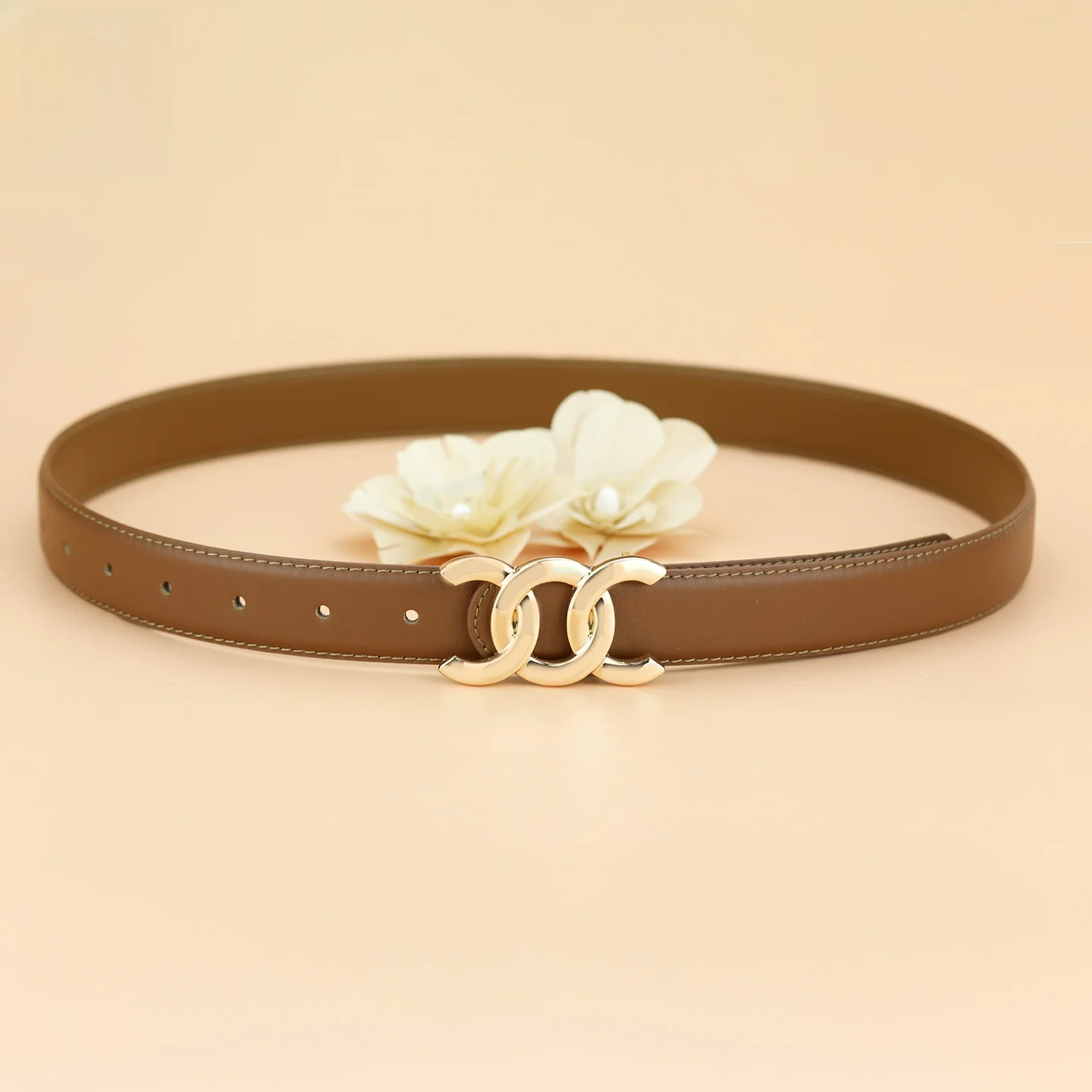 エレガントなレディースレザーベルト、ファッショナブルなブラウンの装飾アクセサリー、ジーンズやウエスタンパンツに、ヴィンテージスタイル、ビジネスカジュアルに。