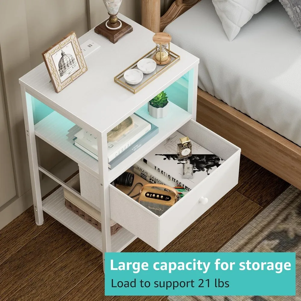 منضدة بيضاء مع قاعدة شحن، وحامل ليلي LED مع أدراج قماشية ورف، وطاولة بجانب السرير مع منافذ USB وOU