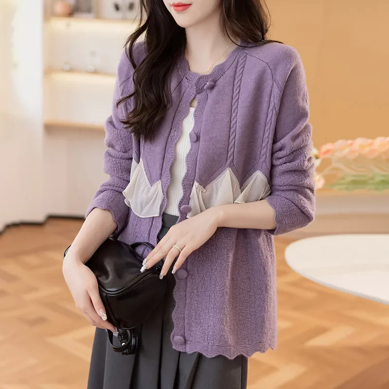 Kardigan damski z koronkowymi wstawkami, okrągły dekolt, luźny krój, długi rękaw.