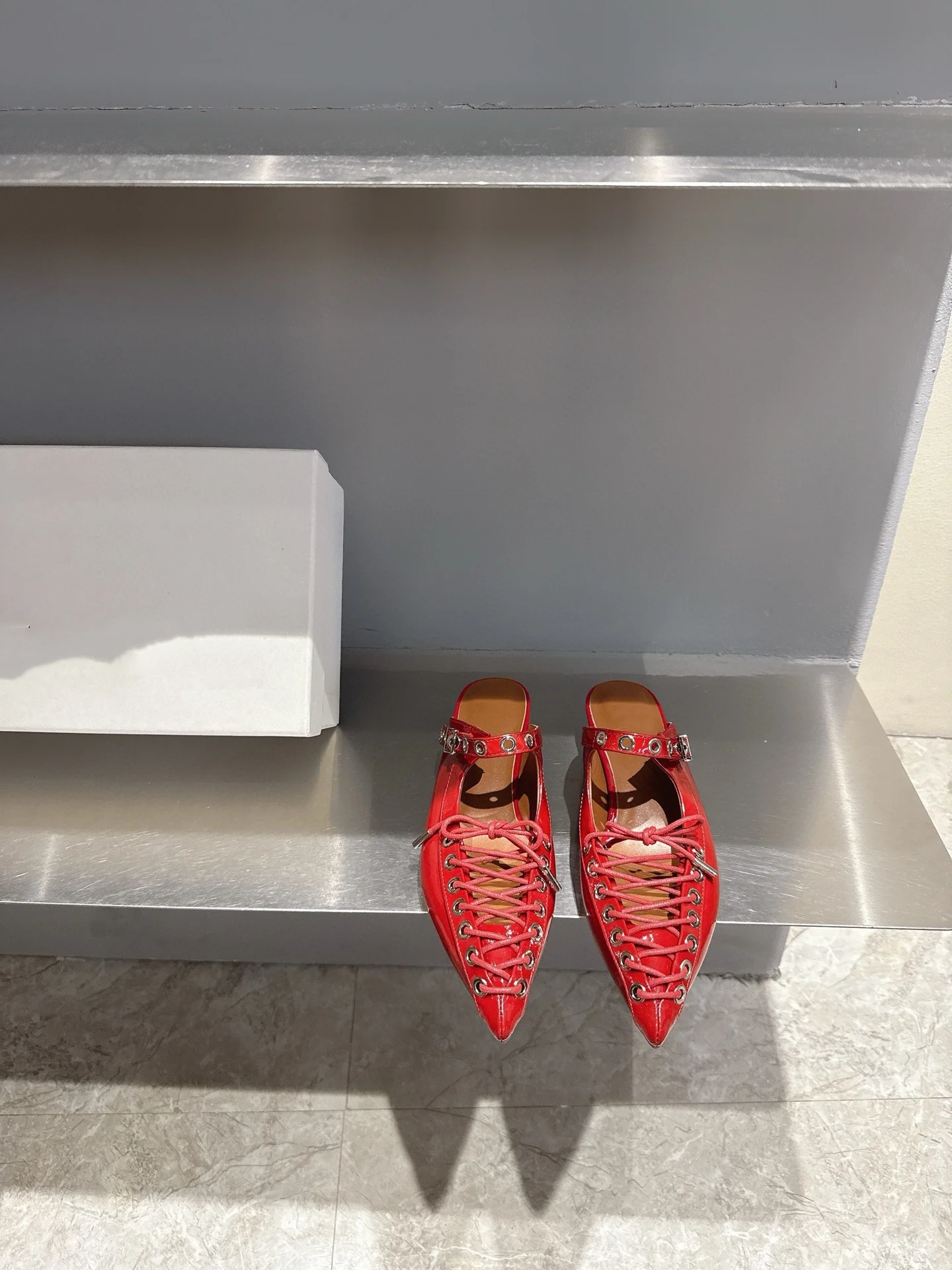 Spitze Sandalen mit Kreuzbindung und Metallschnalle für Frühling und Sommer, die Zehenkappen und Hausschuhe für Damen tragen