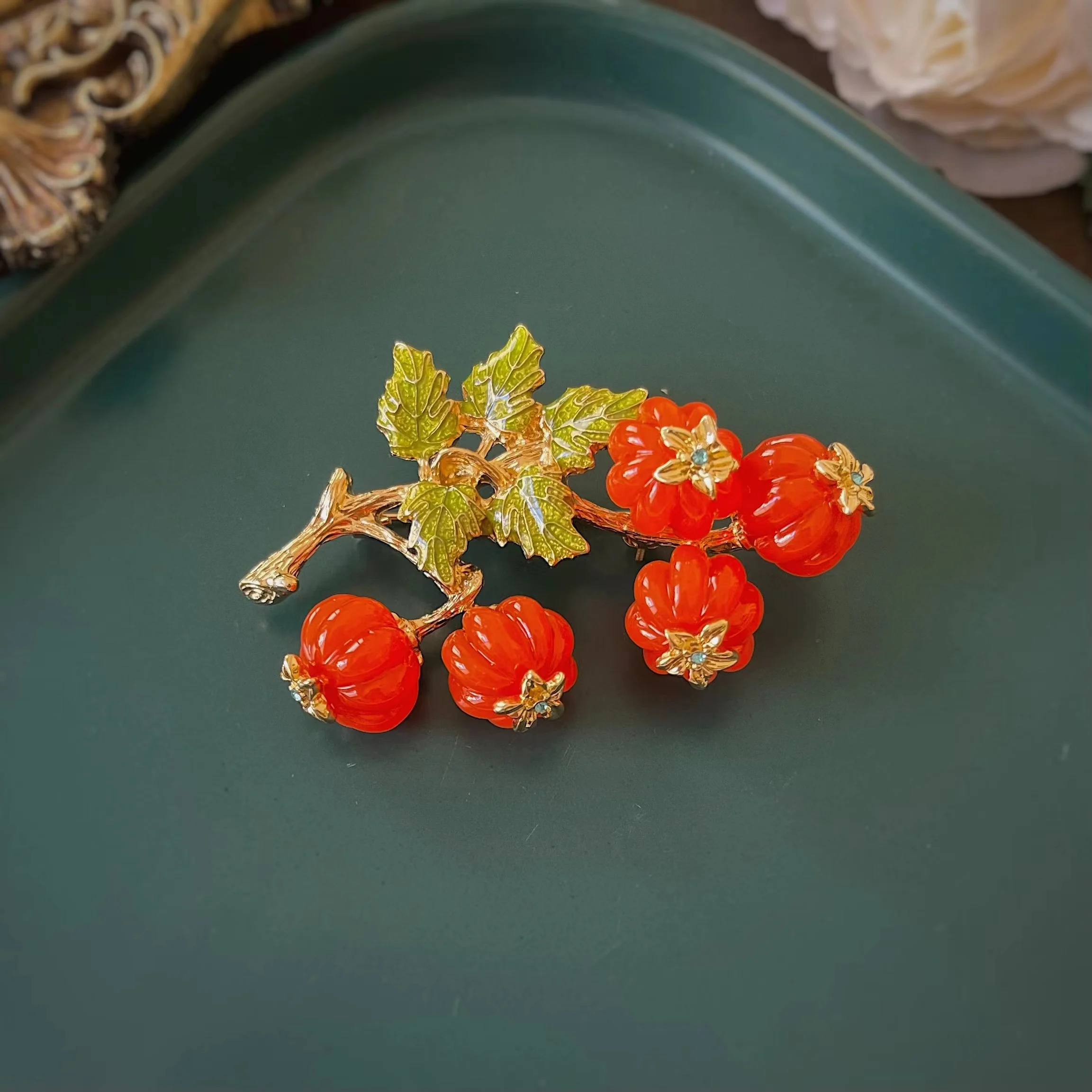 Fashion Baroque Metal Enamel Brooches For Women Elegant Vintage Palace Badges Pins Classic Party Banquet Accessories Corsage