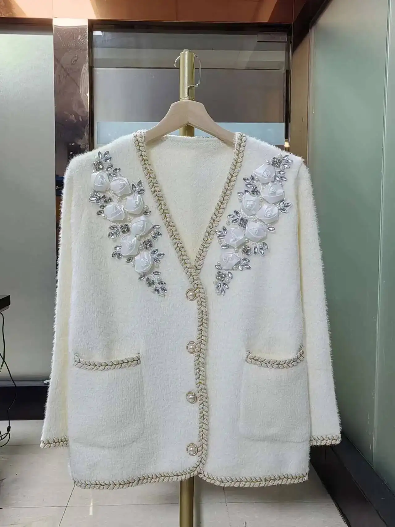 صور حقيقية اللؤلؤ D Wers فو الفراء أوف وايت سترة سترة للنساء الخريف الشتاء جيوب كبيرة تريكو سترة معطف