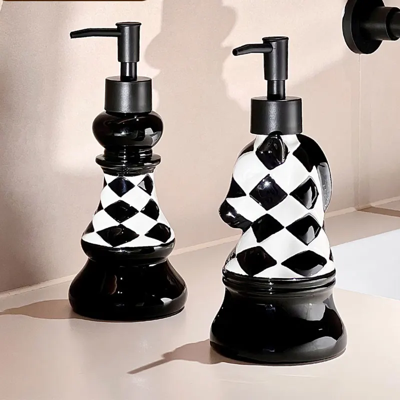 

Дозатор мыла, шахматная доска, керамическая бутылка с дезинфицирующим средством для рук, шампунь для ванной комнаты и гель для душа, бутылка-пресс, аксессуары для ванной комнаты