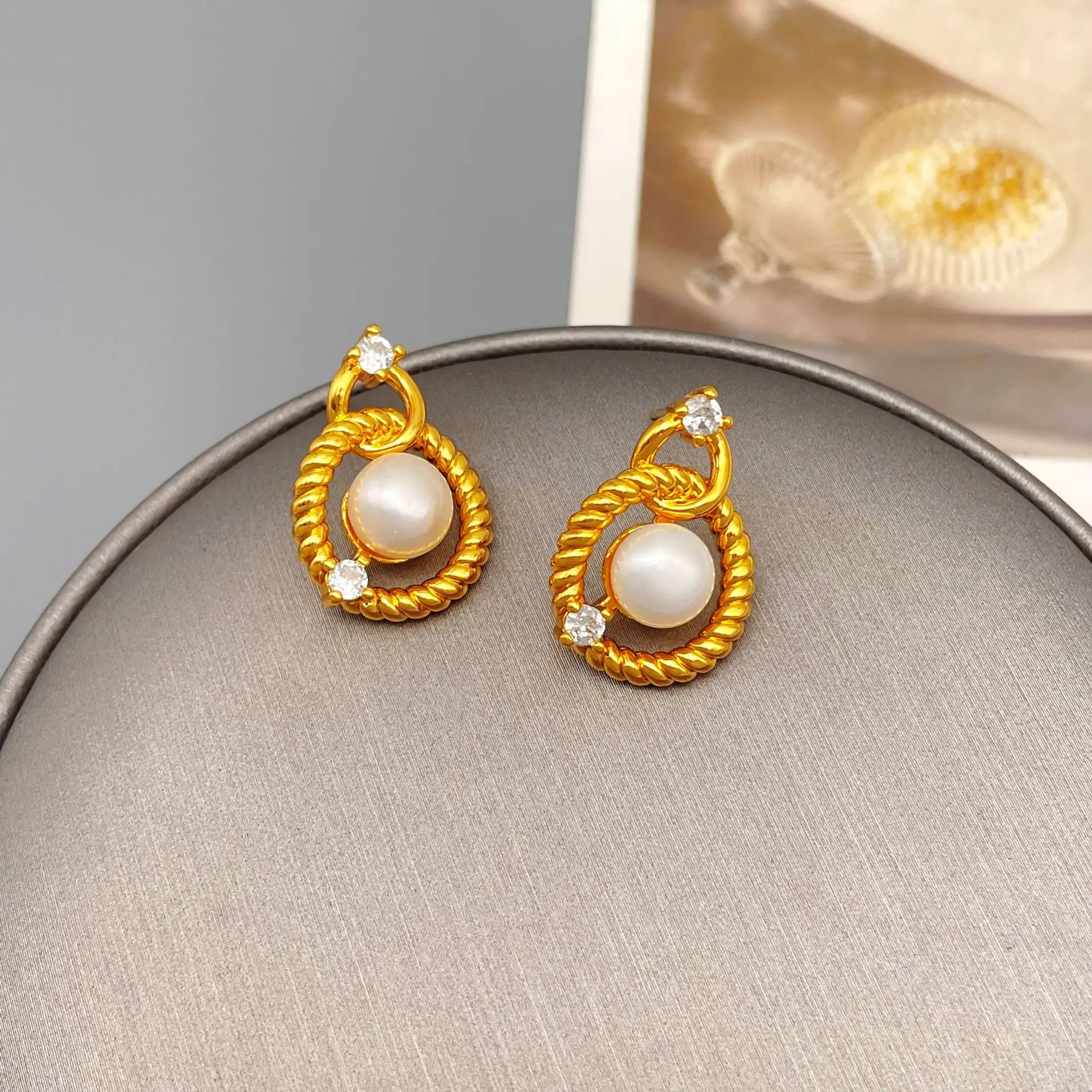 

Korean temperament twist freshwater pearl new retro stud earrings