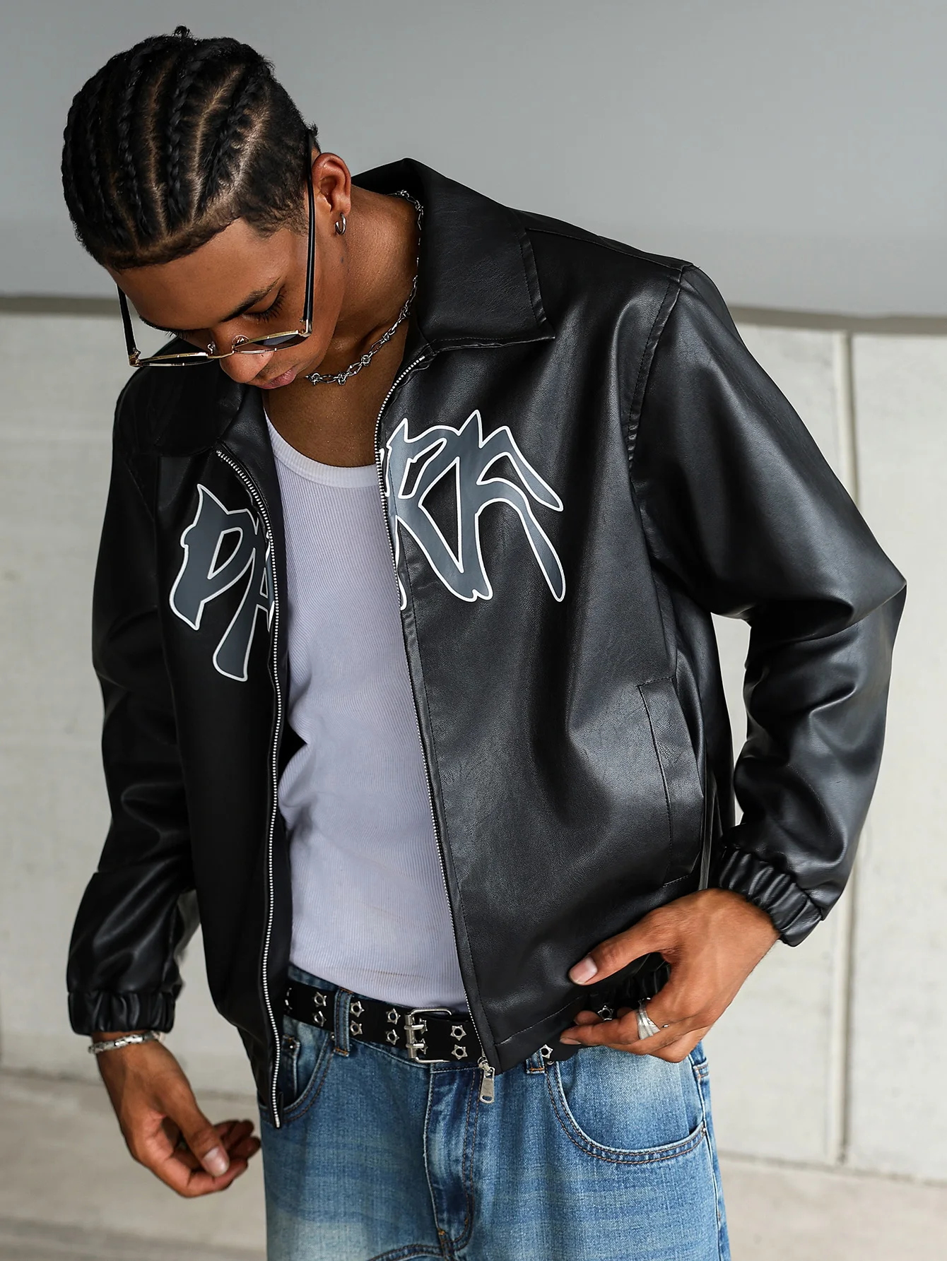 

Мужская куртка из искусственной кожи Streetwear — принт граффити «DARK», застежка-молния и контрастная строчка, острая для повседневного повседневного образа