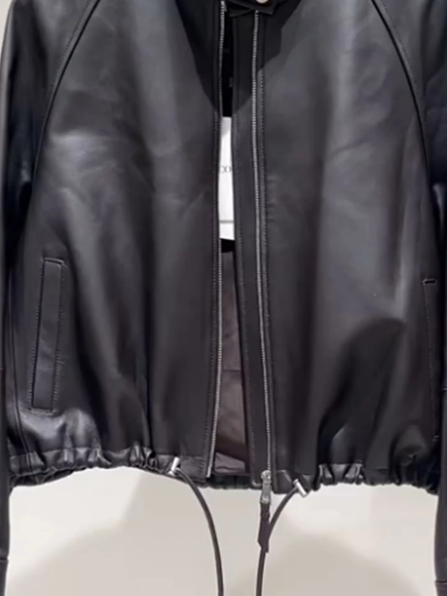 Chaqueta de cuero negra para mujer, estilo motociclista, primavera 2026, adelgazante, para ir al trabajo, a la moda, corte ajustado.