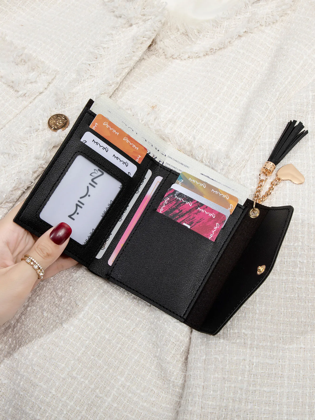 Kompakte Damen-Clutch-Geldbörse, schlankes Schwarz, tragbare Geldbörse mit goldfarbenem Druckknopfverschluss und Quastendetail, leichte Mini-Geldbörse – Detail 3