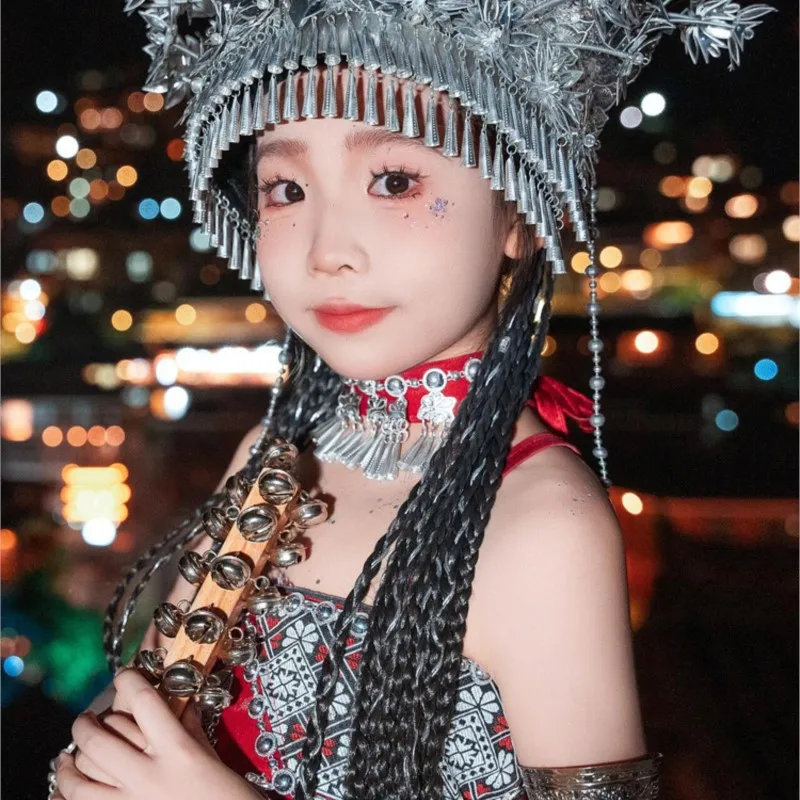 Las niñas muestran un disfraz nacional con estilo de fotografía infantil.