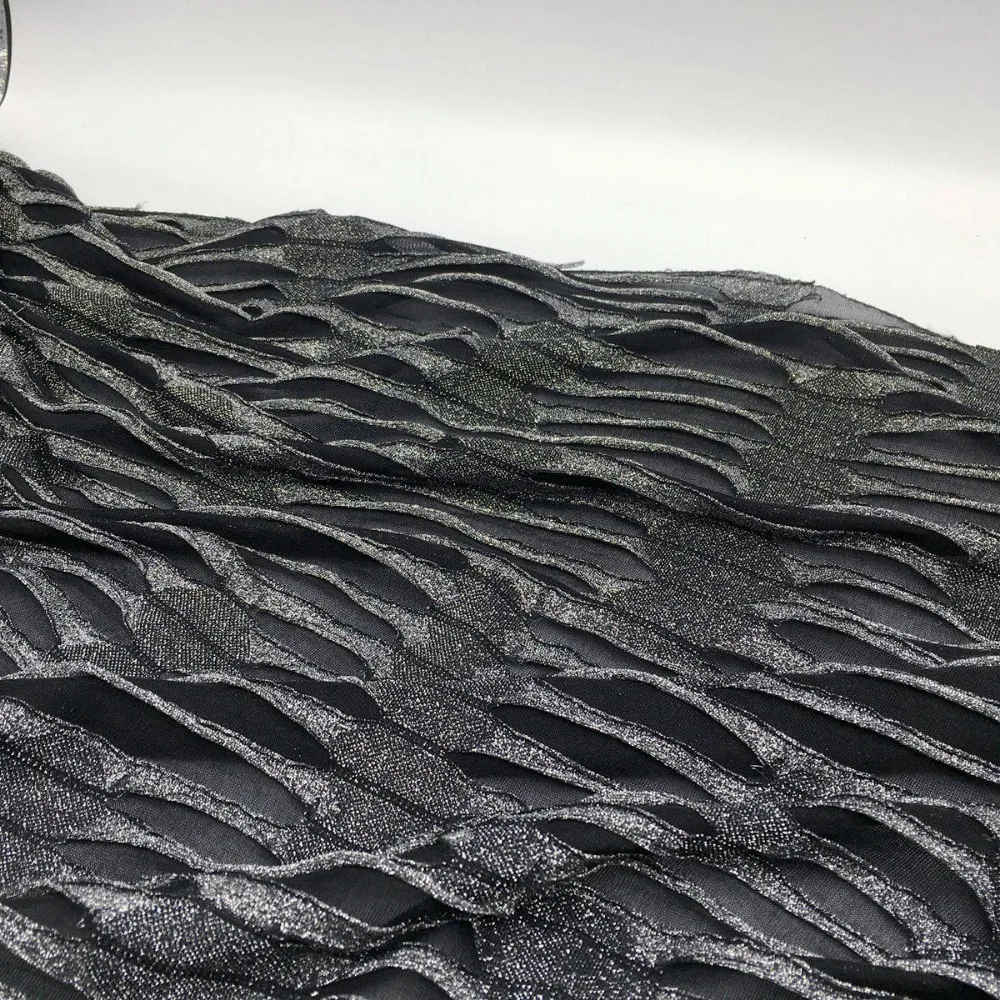 

Элитная черно-серая жаккардовая трикотажная ткань с ажурным узором и эффектом потертости, эластичная фактурная ткань для индивидуального пошива высококлассной одежды