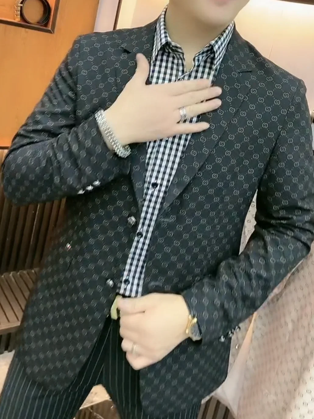 

Высококачественный повседневный мужской костюм для весны и осени: новая модная, удобная, универсальная модель в корейском стиле с декоративными пуговицами.