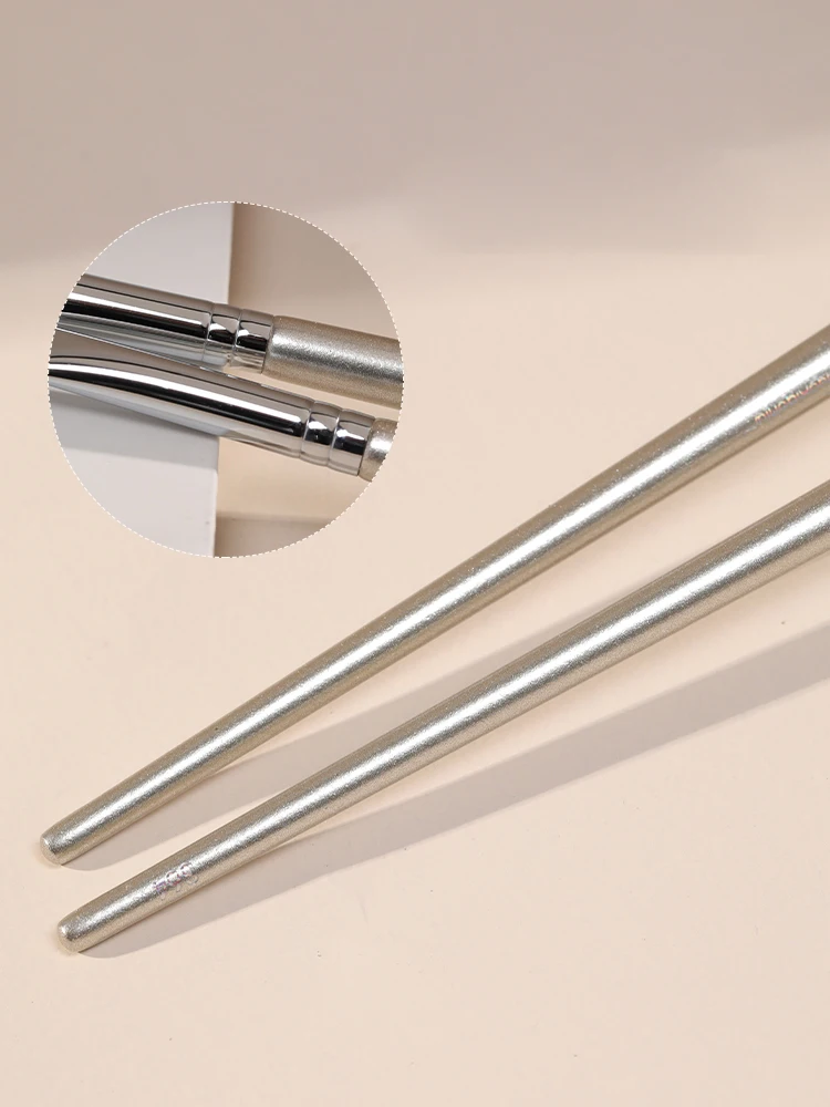 แปรงแต่งตาแบบโค้ง 1 ชิ้น แปรงเขียนอายไลเนอร์แบบแม่นยำ แปรงแต่งตาสำหรับขอบตา อายไลเนอร์แบบเส้นบางเฉียบ อุปกรณ์แต่งตา