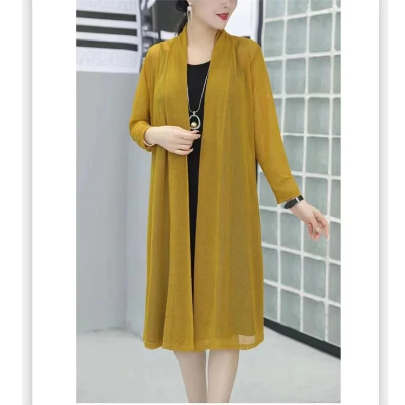 Wearing a high-end new mesh shawl for middle-aged and elderly women in summer, paired with a skirt, thin jacket, and sun protect