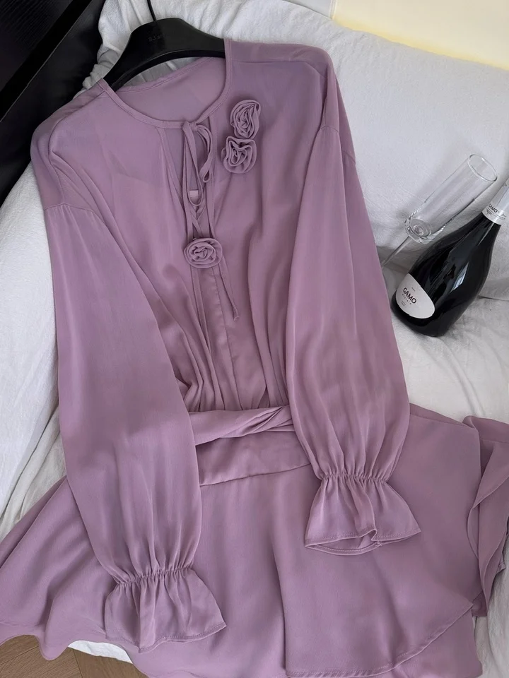 فستان نسائي أنيق أرجواني مطوي مزين بالزهور ورقبة على شكل حرف V بتصميم متقاطع الخصر تنورة كعكة للتنقل على الطراز الكوري وخصر ع...